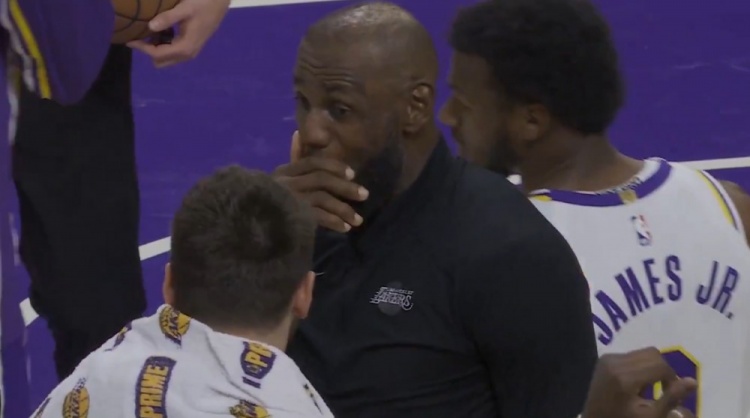 pg电子稳定性-打破不和传闻！老詹赛后主动和东契奇拥抱 两人满脸笑容亲密私语